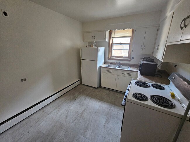 Building Photo - Charming Two Bedroom / 1.5 Bath