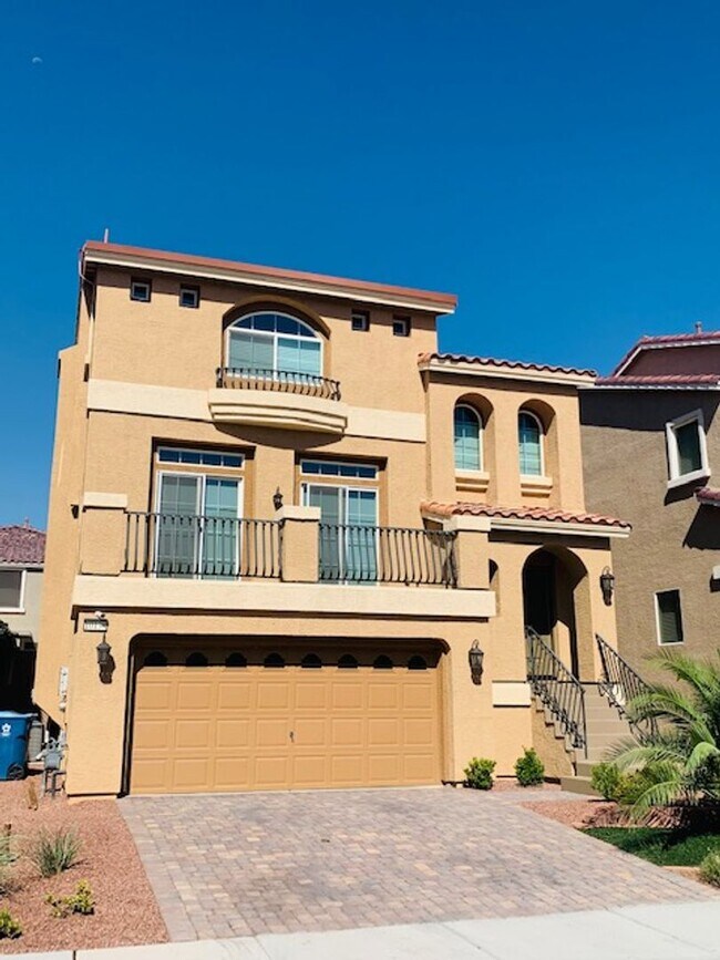 Building Photo - Beautiful Southwest Home with Dual Primary...