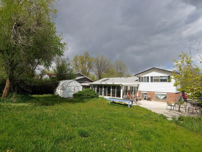 Building Photo - Must See 5 Bed/3 Bathroom East Boulder Home - Available August 7th!