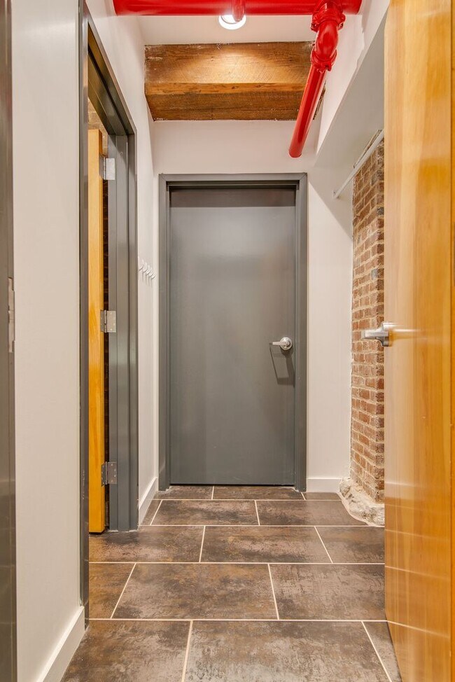Building Photo - Expansive Historic Loft in the Heart of Germantown