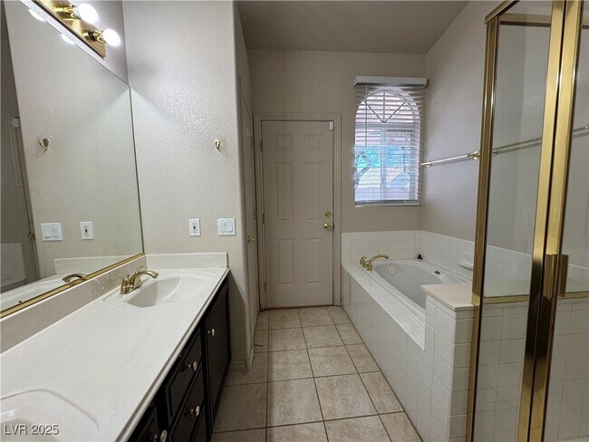 Building Photo - 1323 Dream Valley St
