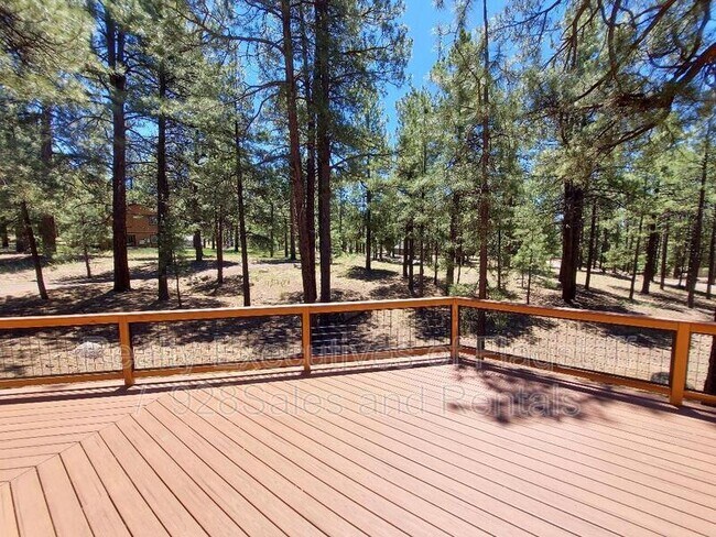 Building Photo - 1500 E Iris Trail