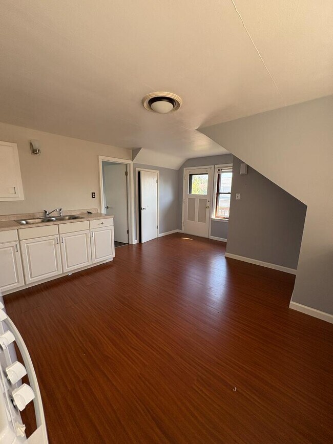 Building Photo - 2132 S 75th St