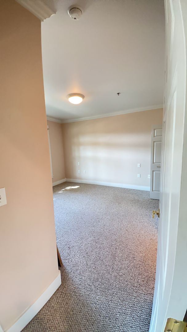 Building Photo - Two Bedroom Condo in the Exclusive Mountain Meadows Community!