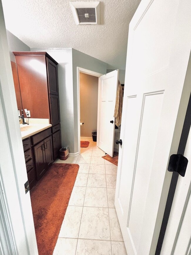 Building Photo - ONE OF A KIND 5bed/4bath!  *HOME THEATER* ...