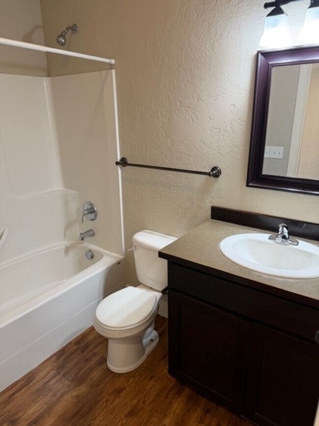 Building Photo - 5 bed/ 4 Bath Townhome in Cheney