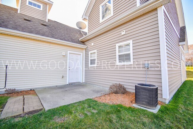 Building Photo - 1.5 Story 3-Bedroom Townhome with First-Fl...