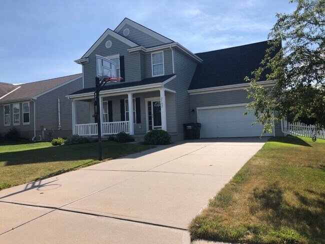 Building Photo - Large Home in Papillion For Rent!