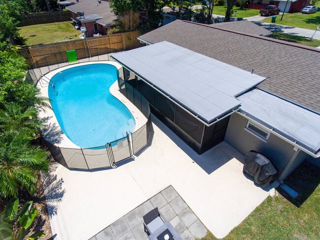 Building Photo - Fully Furnished 3 Bedroom Pool Home w/ fen...