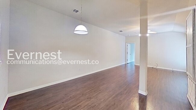 Building Photo - 1011 Iola Dr