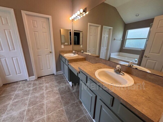 Building Photo - 14160 Fish Eagle Dr E