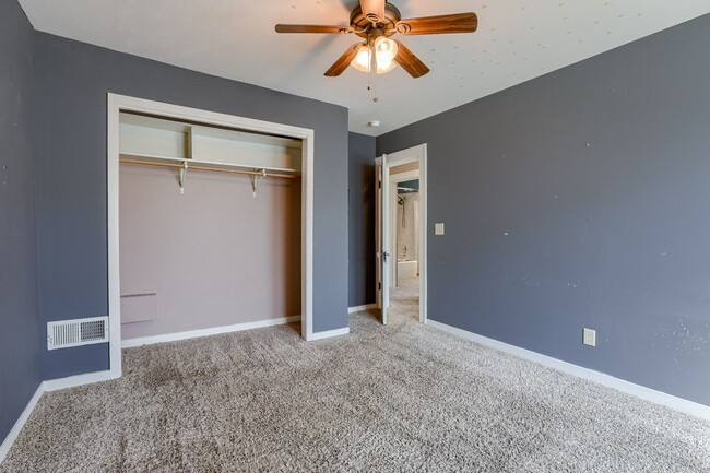 Building Photo - 6 Month Lease! 3Bed 2Bath with 3 Stall Garage!