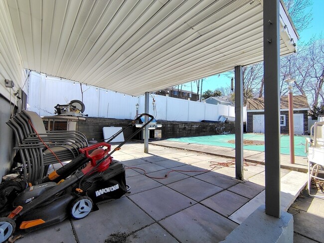 Building Photo - 74 Thurlow Ave