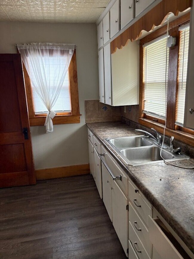 Building Photo - 2 BR  2 BA  House Section 8 friendly