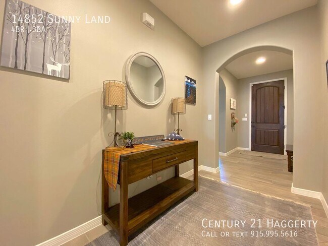 Building Photo - Gorgeous 4 Bedroom Refrig A/C Home