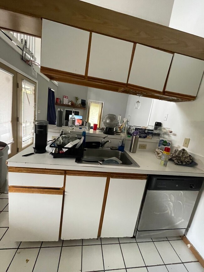 Building Photo - OSU North Campus 5 bedroom 2 bath apartment