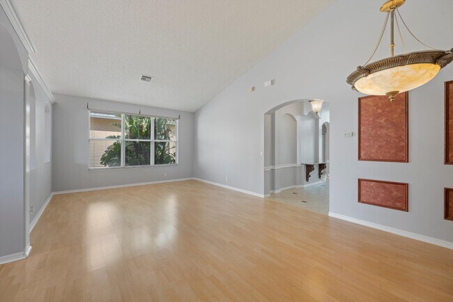 Building Photo - 9520 Lago Dr
