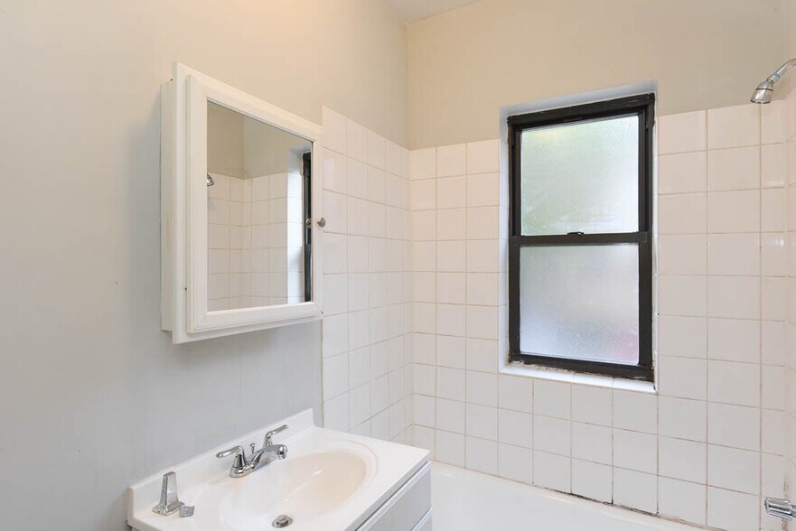 Building Photo - 4646 N Paulina St