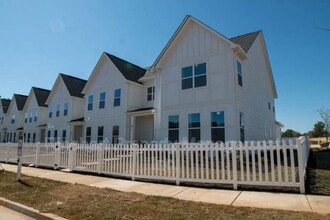 Building Photo - 656 Herlong Ave