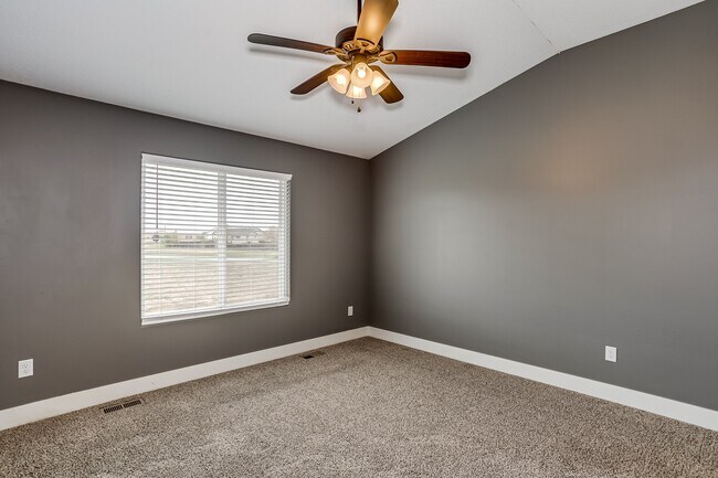 Building Photo - Stunning 5 bedroom Ranch style home