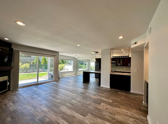 Building Photo - 2bd/1.75ba Kirkland Condo