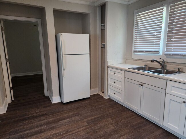 Building Photo - 1 Bedroom Duplex Apartment