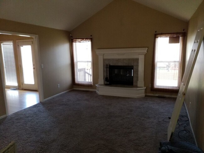 Building Photo - AVAILABLE NOW! Beautiful LARGE 4 BD 3 BTH ...