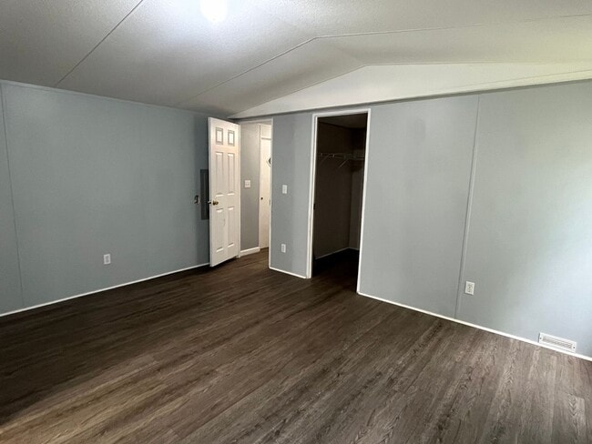 Building Photo - Newly renovated 3 Bedroom Mobile Home Just...