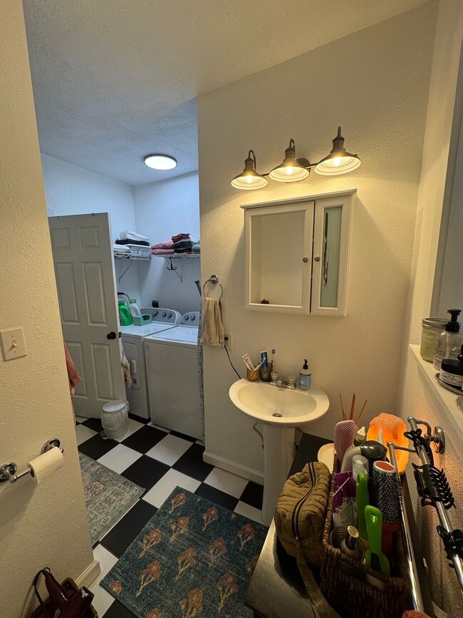 Building Photo - August Move-In! Charming 2/1 house near Do...