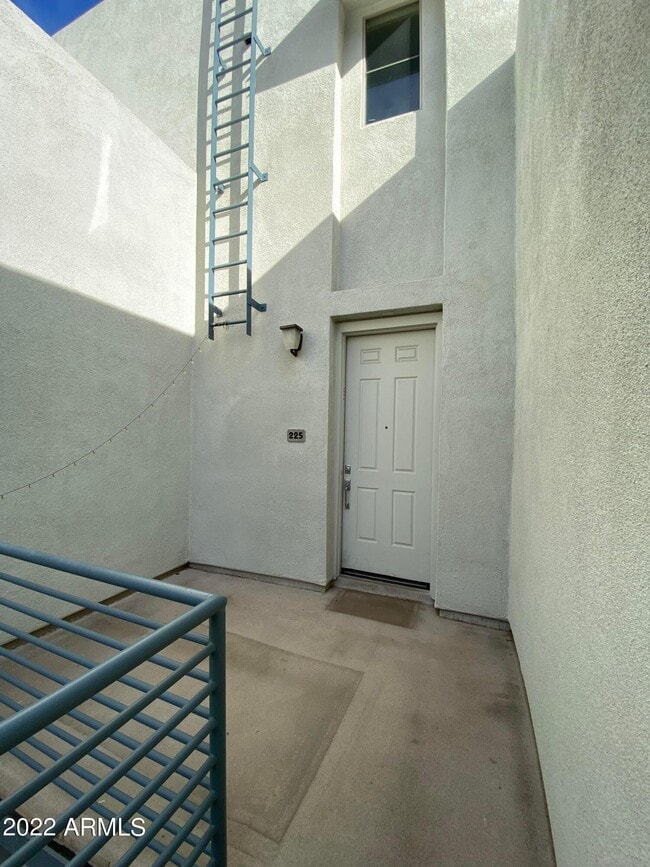Building Photo - 615 E Portland St