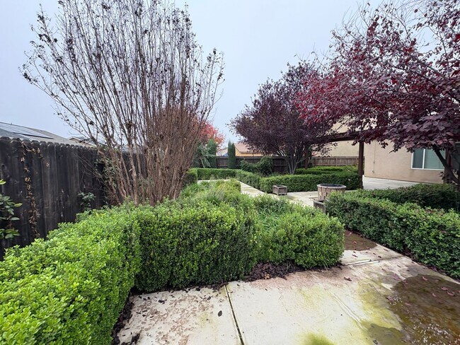 Building Photo - Two story home in NW Visalia Rent Ready!