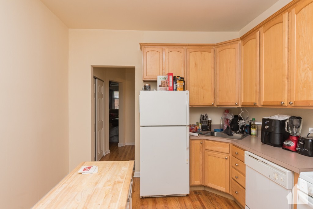 Building Photo - 854 W Buckingham Pl