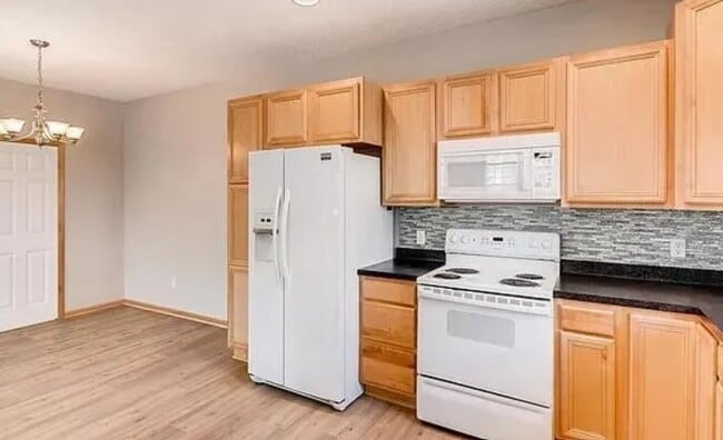 Building Photo - Modern Comfort & Convenience in Plymouth f...
