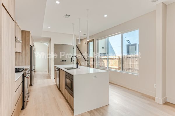 Building Photo - 2321 S High St