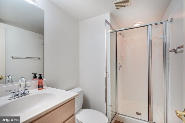 Building Photo - 150 Rees Pl