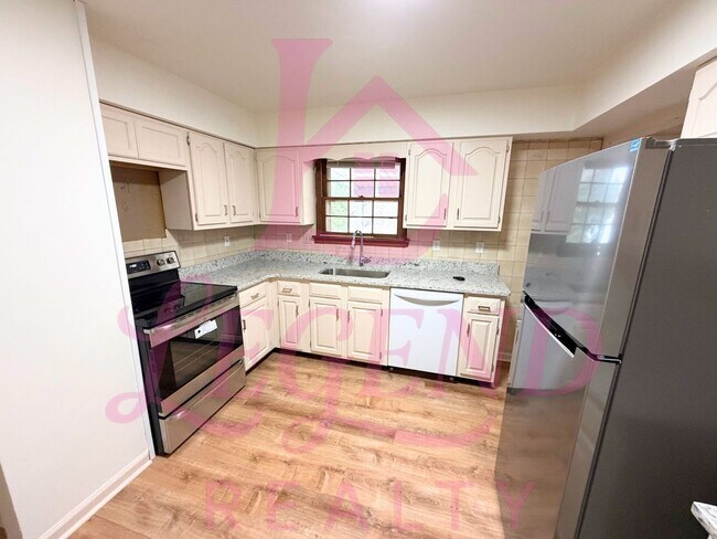 Building Photo - Charming 3-Bedroom with Huge Yard & Covered Patio