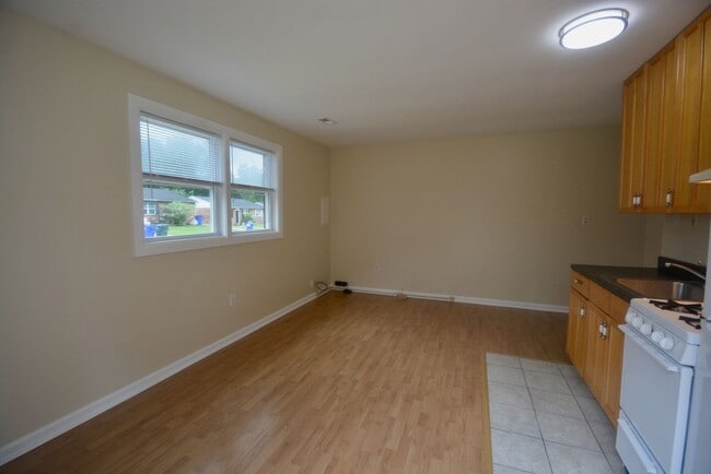 Building Photo - Great - 1 BEDROOM - Bright Open Floor Plan !!