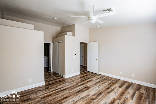 Building Photo - Stylish 2Bdm 2Ba Upstairs Condo in Gated C...