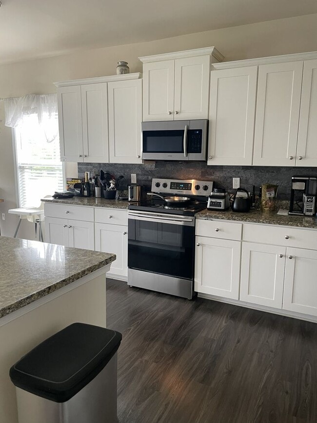 Building Photo - Large transitional with lots of room for entertainment on quiet cul-de-sac in Castleton Subdivision.