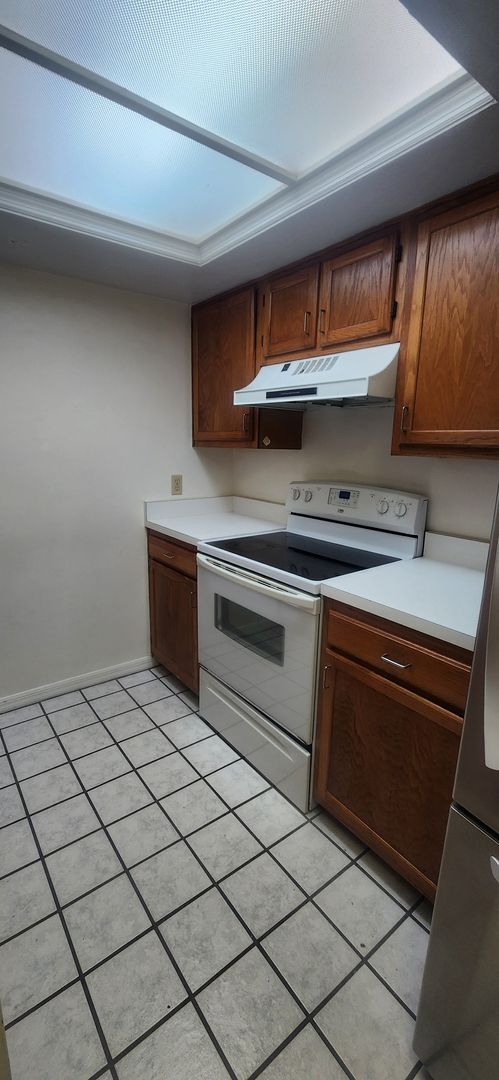 Building Photo - { ROCKWOOD VILLAS } 2/2 Town House Close t...