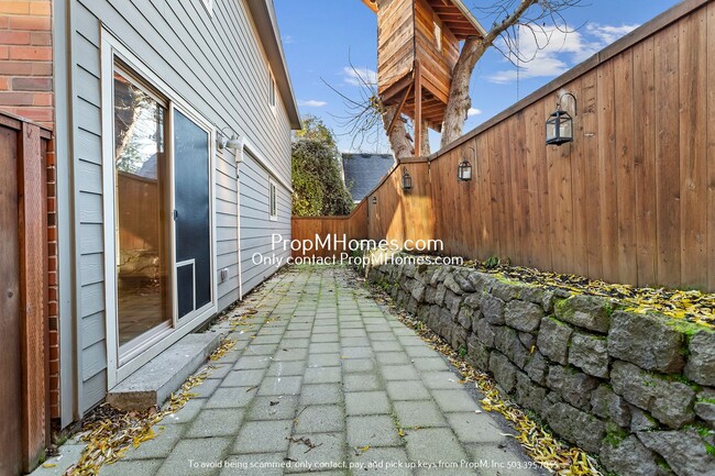 Building Photo - Wonderful Two Bedroom Condo In SE Portland!