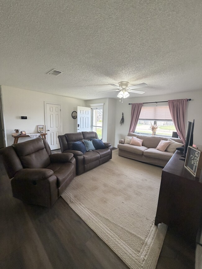 Building Photo - 927 E Krayler Ave