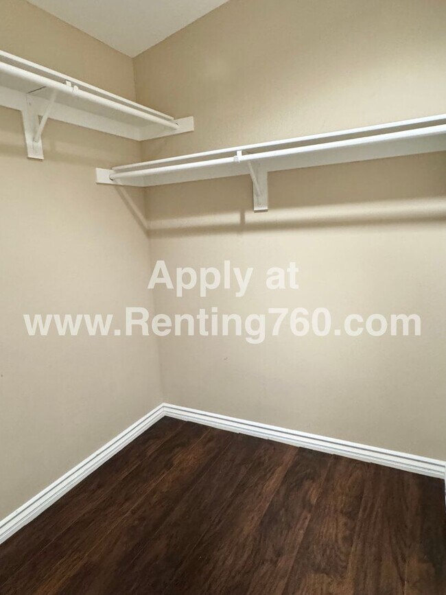 Building Photo - Gorgeous & Spacious 4 Bed Home