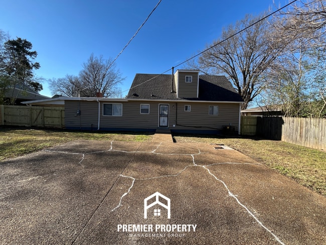Building Photo - Beautiful 3BR/2BA Memphis Home with Hardwood Floors, Formal Dining & Fenced Yard