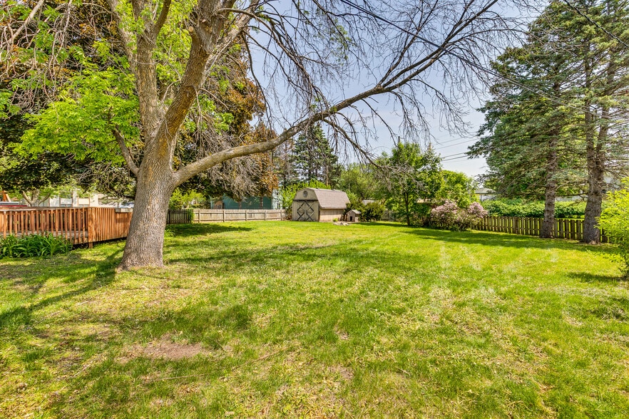backyard w/fence - 16376 Fishing Ave W