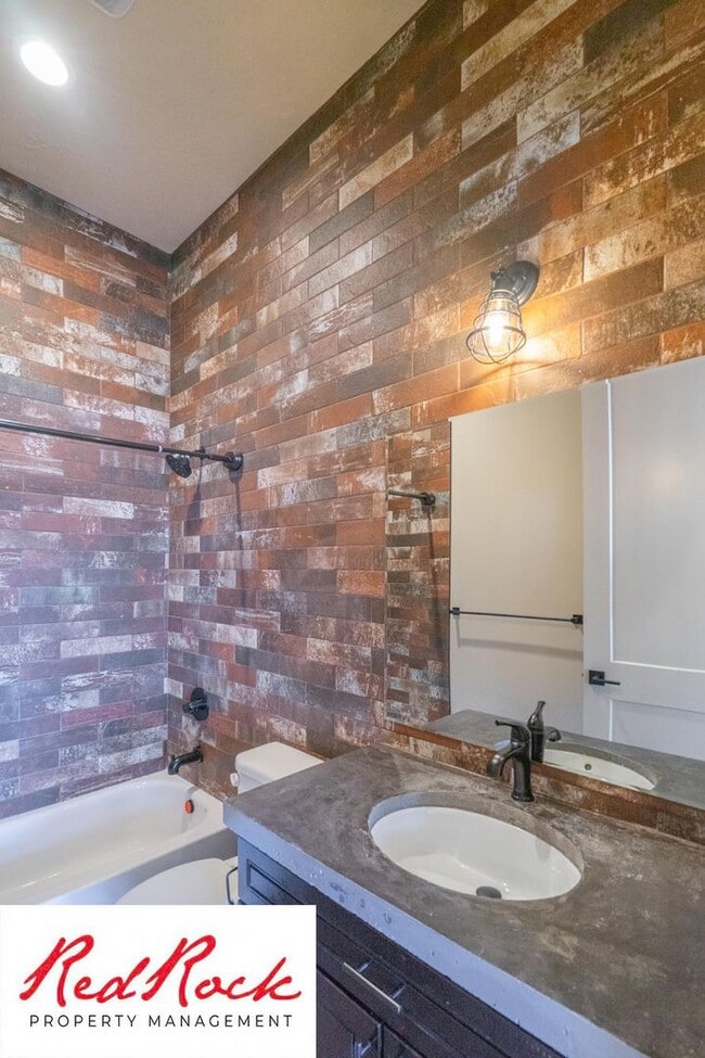 Building Photo - 4 Bedroom Luxury Home Near Sand Hollow