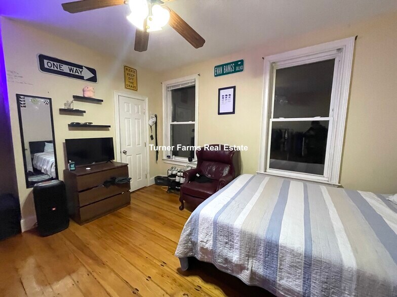 Building Photo - 731 Parker St