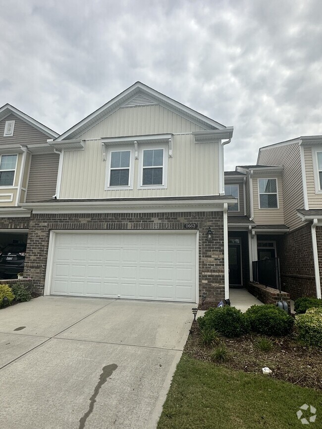 Building Photo - Like New Townhome in Cary