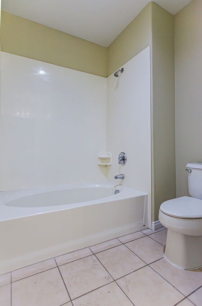 Building Photo - Top Floor 2 Bedroom Condo Located in Manha...