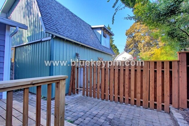 Building Photo - Studio With Huge Bonus Room Available Octo...